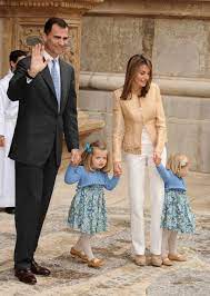 Letizia hace también su vida independiente de lo que es el núcleo familiar. Reina Letizia Abrimos El Album Familiar De Felipe Y Letizia Con Motivo De Su 15 Aniversario De Boda