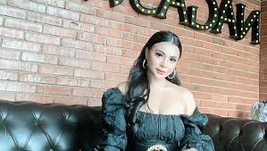 Dari video yang viral beredar, tampak seorang wanita menerobos antrean dan menyenggol wanita satunya yang terlihat sedang antre mirip nathalie holscher. Nathalie Holscher Galau Model Seksi Tisya Erni Terseret Okezone Celebrity