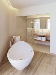 20 Idees Pour Une Petite Salle De Bains Avec Baignoire Salle De Bain Design Amenagement Salle De Bain Salle De Bains Moderne