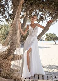 Abiti da sposa semplici 2019 con pantaloni non manca la variante più moderna e, al contempo, più mascolina, ovvero la tuta semplice da sposa. Abiti Da Sposa Estivi Invernali