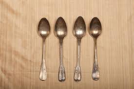 Le añades un poco de agua, que la cubra un poco y mueves el vaso como si mezclarlas pero sin usar la cuchara. Como Limpiar Cubiertos De Alpaca Limpiar Cobre Cucharas De Plata Limpieza De Plata
