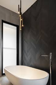Modernes Bad Design Luxuriose Und Rustikale Design Inspiration In 2020 Modernes Badezimmerdesign Schwarzes Badezimmer Badezimmer Rustikal