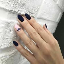 Ongles en gel noir et argent ongle en gel noir vernis à ongles noir ongles noirs mat ongles rose beauté des ongles ongle matte manucure noire conceptions d'ongles en gel. Modele Ongle Gel Pour L Hiver 2019 2020 Zoom Sur Les Tendances