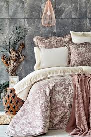 Çeyiz seti kategorisinde yatak odanız ve banyonuz için tasarlanan uzun ömürlü, dinamik desenler içeren zarif ürünleri bulabilirsiniz. Karaca Home Ennea Murdum 10 Parca Ceyiz Seti Karaca