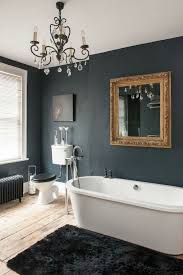 Ten Spaces That Will Make You Want To Ditch Your White Walls Dunkelgraue Badezimmer Bad Inspiration Badezimmer Innenausstattung