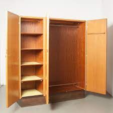 It came with 14x18 side panels, 14x14 back panels, 14x14 doors, 14x18 reinforced panels, connectors, zip ties, mallet, clothes hanging bars, stickers, and some plastic bits you need to toss. Art Deco Kleiderschrank 3 Turen Neef Louis Design Amsterdam