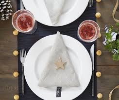 #pliage #serviette #table #losange #diy ce pliage de pochette en losange pour 2 couverts est idéal pour un repas simple mais créatif. 1001 Tutos Et Idees Pour Un Pliage De Serviette Pour Noel