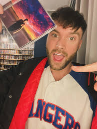 They're hereeeeeeeeeee! 🥰🙌🏻 So excited for the release of my new album  'Edge Of Paradise' at midnight tonight!! 🕛💫 In the meantime, you can now  grab your physical copy of the album