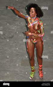 Río de Janeiro, Brasil. Bailarines de samba durante el desfile de carnaval;  mujer prácticamente desnuda con pintura fluorescente y lentejuelas  Fotografía de stock 
