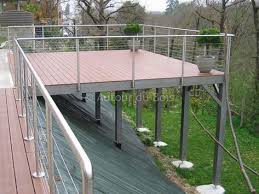 Holzterrasse Auf Stelzen Und Holzbalkonen In Angers Aufgehangt Kunsthandwerk Holzbalkon Holzterrasse Terrasse