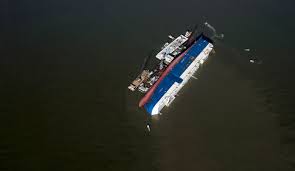 30.11.2021 · a worker attempts to direct people around a flooded portion of the seawall as a barge that drifted loose on english bay during a massive windstorm sits grounded on the rocks behind her, in. Ship Happens How The Golden Ray S Final Voyage Went Wrong In A Hurry