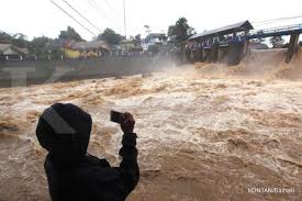 Saat dihubungi terpisah kasi kedaruratan bpbd kabupaten bogor, adam membenarkan, bahwa saat ini anggota dari bpbd juga. Bogor Dan Sukabumi Banjir Bmkg Ada 3 Faktor Pemicu