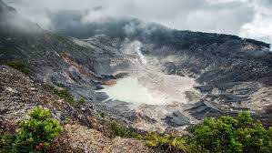 Namun, beberapa kisah misteri tangkuban perahu ini juga sangat terkenal di pada mulanya, legenda ini dimulai dari kisah sepasang dewa dan dewi kayangan yang dikutuk oleh sang hyang tunggal untuk turun ke bumi. Tangkuban Perahu Bandung Dengan Legendanya Marjaya Trans