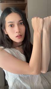 Kulit kusam? Bye! ✋✨ Sekali oles Ms Glow White Forte Body Tint, langsung  jadi tim glowing seketika 💅 Gak ada lagi drama kusam & belang, tinggal gas  pol CO sebelum glowing-nya aku keburu nyebar ...