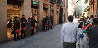 Arrasateko boikotak lortu du Douglas-ek israeldar produktuak erretiratzea