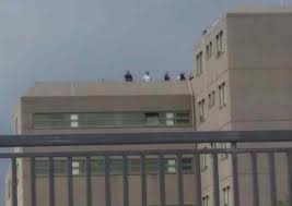 Rivolta dei detenuti nel carcere ma in galera ci vanno le guardie. Santa Maria Capua Vetere Il Racconto Di Un Detenuto Sono Entrati In Cella Con I Manganelli Il Riformista