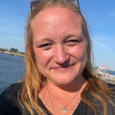 Jag heter Louise Hjelström och jag är 40 år och bor i Mellbystrand. Jag är  utbildad förskollärare och Montessoripedagog. Jag har dessutom gått två  andra yrkeshögskoleutbildningar inom turism och service samt mobil