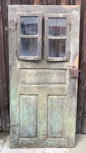 Sehr Alte Tur Mit Fenstern Und Kastenschloss Super Patina Stalltur Holztur Alte Tur Stallturen Alte Holzturen