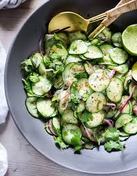 Salade Healthy Au Concombre Oignon Rouge Et Piment 20 Salades Healthy Pour Etre En Forme Tout L Ete Elle A Table Recettes De Cuisine Salade Healthy Salade Vegetalienne