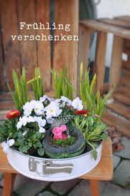 Fruhlingsgeschenk Mit Blumen Und Einer Springform Geschenk Garten Blumengeschenke Blumen Geschenk