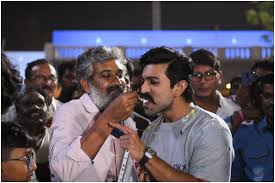 Charan küçük yaştayken babası gözünün önünde öldürülür. Ss Rajamouli Team Rrr Surprises Ram Charan With Grand Birthday Celebration On Movie Sets See Pictures