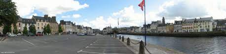 Landerneau est une ville animée avec un centre historique attrayant et de nombreux magasins et cafés pour vous divertir. Wohnmobilstellplatz Landerneau Bretagne Frankreich