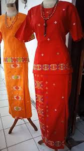 Tingginya tenun hasil toraja ini juga baju adat lain yang berasal dari toraja yaitu berupa sarung yang berbahan dasar kain tenun. Naval Modesty Tailor Baju Tenun Model Baju Toraja Facebook