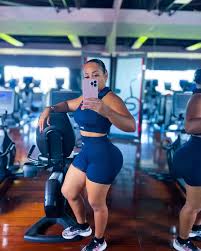 Night Night 🙃 #curvygirlfashion #instacurves #posesforpictures #snapshot  #dinnerparty