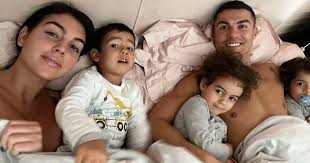 Instead of sitting and watching her father, s. Cristiano Ronaldo Zum Geburtstag Gibt S Eine Mini Party Und Seine Kids Lieben Es Bunte De