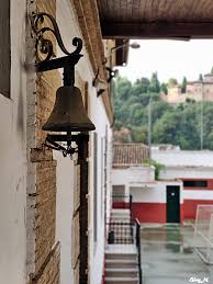 Las escuelas del ave maría, hoy, siguiendo las directrices marcadas por su fundador, desean contribuir, por medio del clima que crean en sus colegios y del tipo de educación que imparten a sus alumnos, a la formación de una sociedad. Mirablog De Granada Colegio Ave Maria Casa Madre Patio Con Vistas