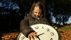 Le passage à l'heure d'hiver sera ce jour les montres rétardent une heure à 03:00 heure du matin, il sera 02:00 heure du matin une heure en plus = une heure de sommeil est gagnée! Heure D Ete Ou D Hiver Il Faudra Choisir En 2021 Selon Un Vote Du Parlement Europeen