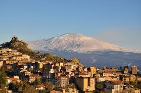 Mount etna, or etna, is an active stratovolcano on the east coast of sicily, italy, in the metropolitan city of catania, between the cities. Cesaro Dieses Dorf Geniesst Wohl Den Besten Blick Auf Den Atna Geo