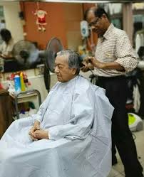 Di sudut ruang tamu sebuah rumah di kampung padang katong, perlis kelihatan seorang wanita warga emas yang hampir mencecah satu abad masih gagah. Tun Mahathir Ke Kedai Gunting Rambut Marhaen Bebasnews