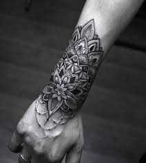 De nombreuses personnes choisissent de remplir le bras au fur et à mesure avec des pièces de plus en plus grandes et d'autres aiment imaginer une très grosse pièce dès le départ. Le Tatouage Mandala Sous Toutes Ses Coutures Pour Femmes Et Hommes