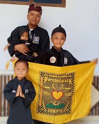 Staf khusus presiden bidang komunikasi johan budi saptopribowo memastikan, foto presiden joko widodo menggunakan kaus putih bertuliskan #2019gantipresiden tidak benar, alias hoaks. Presiden Jokowi Badan Persaudaraan Setia Hati Terate Facebook