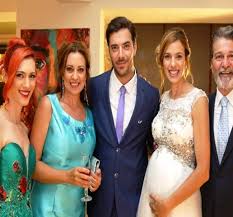Η αλεξάνδρα ταβουλάρη βιώνει μια από τις ομορφότερες φάσεις στη ζωή της, καθώς τόσο τα επαγγελματικά της όσο και προσωπικά της πάνε από το καλό στο καλύτερο. Apokalypsh Gnwsths H8opoioy Gia Thn Gay Aderfh Ths Video