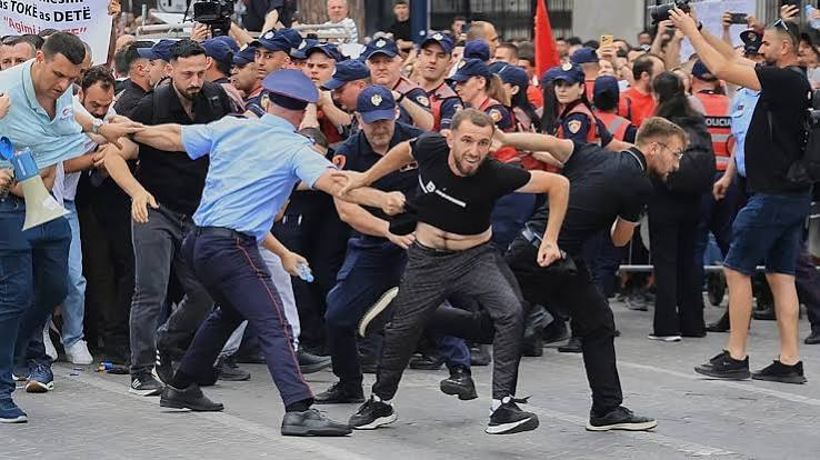 Proteste contro il resort legato alla famiglia Trump, scontri a Tirana