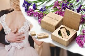 Le mariage est un jour unique, une belle journée à immortaliser avec de nombreuses photos et vidéos qui seront partagées ensuite avec les invités. Une Cle Usb Personnalisee Pour Les Photos Et Videos Du Mariage Et Remerciements Cle Usb Personnalisee Myusb