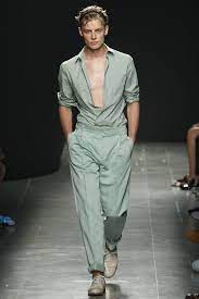 Voici les 10 commandements du style à adopter l'an prochain, images à l'appui. Les 10 Tendances Mode Homme Du Printemps Ete 2015 Combinaison Homme Mode Tendance Mode Homme Mode Homme