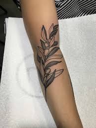 Centralstyle.de bietet ihnen eine große auswahl an schönen wandtattoos. My Olive Branch Tattoo Done By The Lovely Nathaly Bonilla At Holistic Tattoo In Los Angeles Ca Olivenzweig Tattoo Oliven Tattoo Tattoo Hals