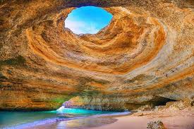 Colline che discendono dolcemente verso il mare. Escursione Di Un Giorno Alle Grotte Di Benagil Algarve Portogallo