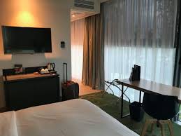 Are you on a tight budget and need some quick 'bang for buck' ideas (street corner style)? Corner Rooms Have Two Sides Of Glass And Wonderful Window Treatments Bild Von Hilton Munich Airport Munchen Tripadvisor
