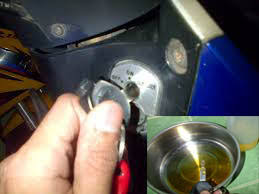 Artinya ketika hp restart maka akan dimintai lock code lagi. Cara Membuka Kunci Stang Motor Yang Macet Teknik Otomotif Co Id