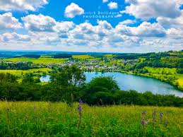 Beeindruckender ausblick auf die vulkanische vergangenheit der eifel. Schalkenmehrener Maar Schalkenmehren Umgebung