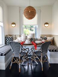 Munies d'une tablette intégrée / table d'appoint intégrée, les banquettes de cette sélection offrent la banquette grid de petite friture joue sur les formes géométriques, associant le rectangulaire au rond. We Love Round Dining Tables Most Lovely Things