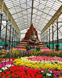 Bengaluru's iconic Lalbagh Flower Show blooms with a stunning tribute to  Adikavi Valmiki 🌸✨. Running till Jan 26, explore vibrant floral displays  celebrating the legendary poet and the spirit of Republic Day.