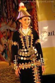 Baju ini mempunyai sulaman berwarna suram di sepanjang lubang kepala dan lengan, dan sepanjang jahitan tepi dan pertengahan belakang. Facebook