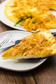 La frittata di zucchine è un secondo piatto semplice da preparare e gustoso, soprattutto quando non si ha molto tempo a disposizione ma si vuole preparare. Frittata Di Albumi Con Fiori Di Zucchina Ricetta Facile Frittata Di Albumi Ricette Cucine