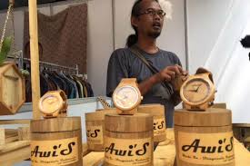 Kreasi yang pertama ini hanya membutuhkan batang bambu sepanjang 35cm saja dengan diameter minimal 10 cm. Bandung Merdeka Com Unik Jam Tangan Berbahan Baku Bambu