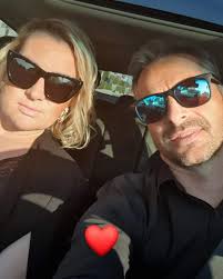 Jednom se umire, živi se svaki dan!” Ne čekam više “pravi trenutak”. Ne  ostajem gde mi srce ćuti. Ne pristajem na tišinu kad u meni “vrišti” život.  Biram da živim glasno, celim